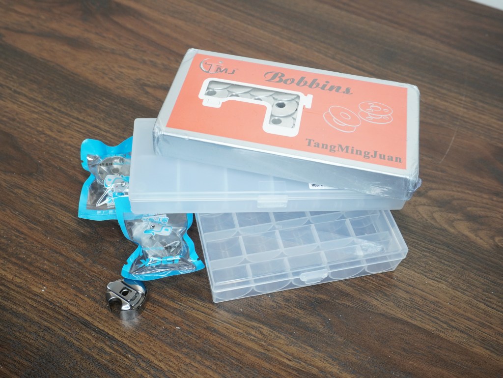 Bobbin box, bobbin case, bobbin storage, pill box, clear, bobbin case,